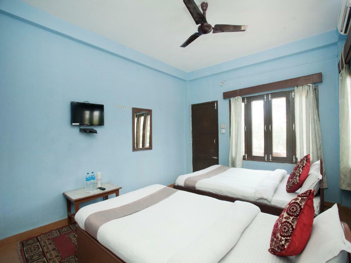 Spot On 486 Hotel Holy Lodge Sauraha Eksteriør billede