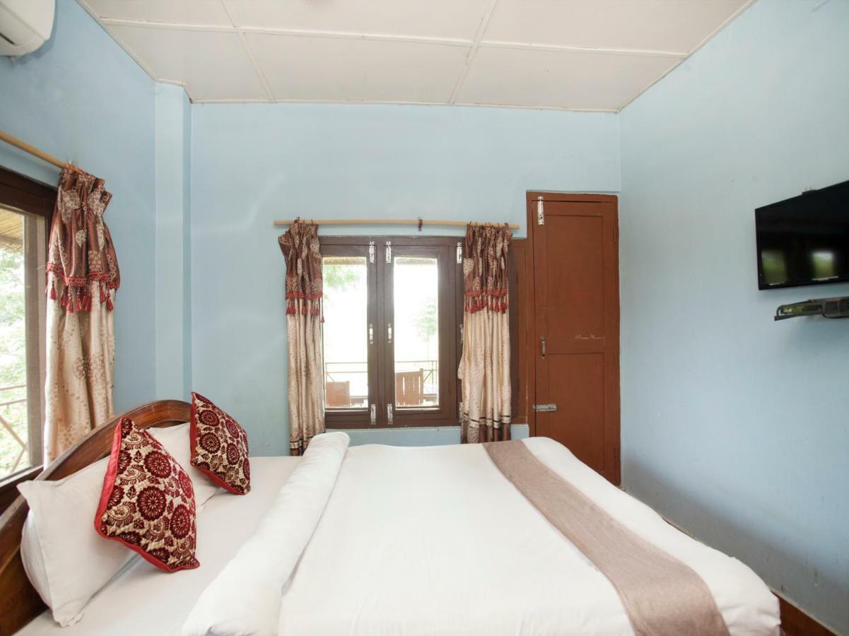 Spot On 486 Hotel Holy Lodge Sauraha Eksteriør billede