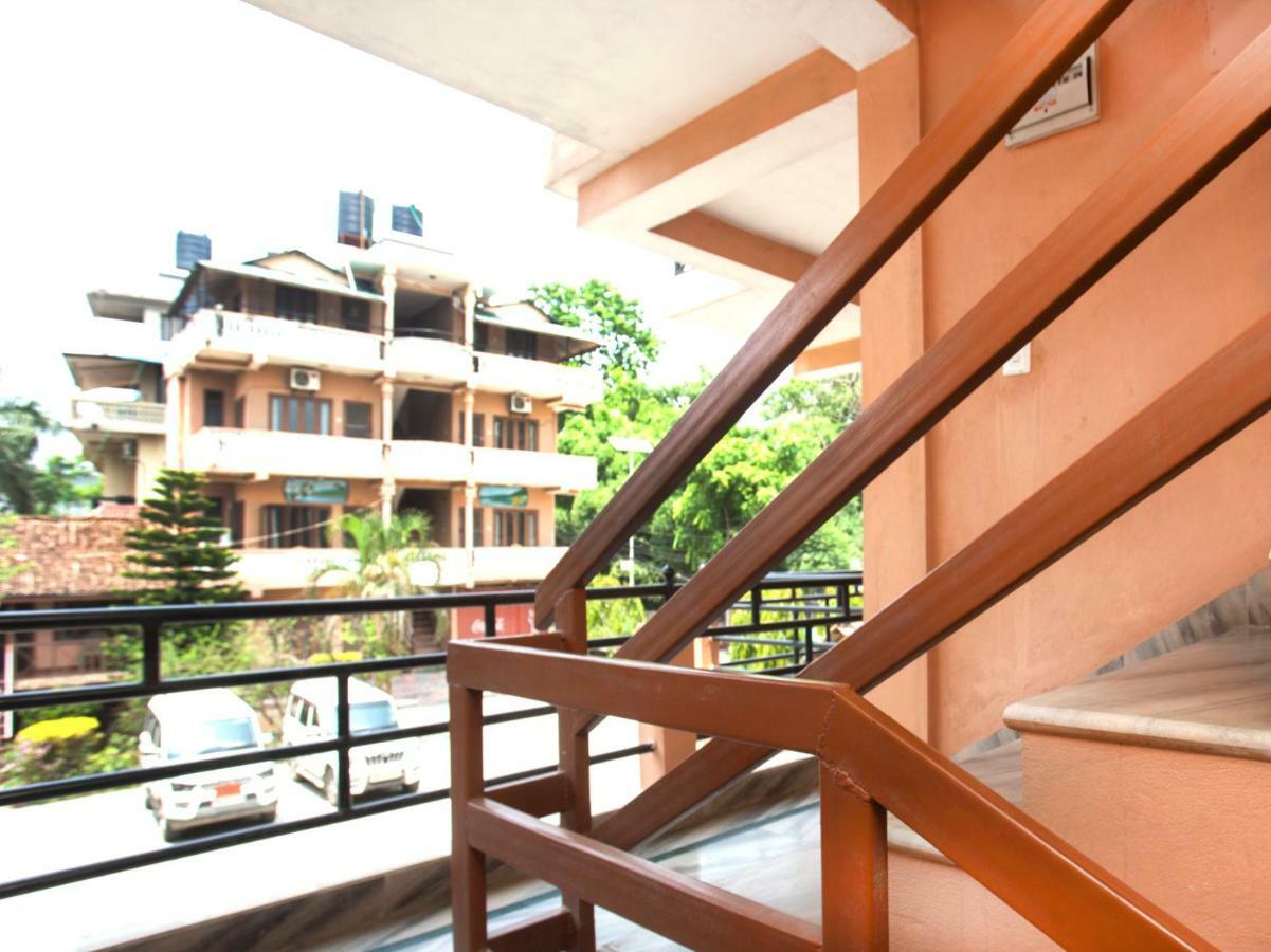 Spot On 486 Hotel Holy Lodge Sauraha Eksteriør billede