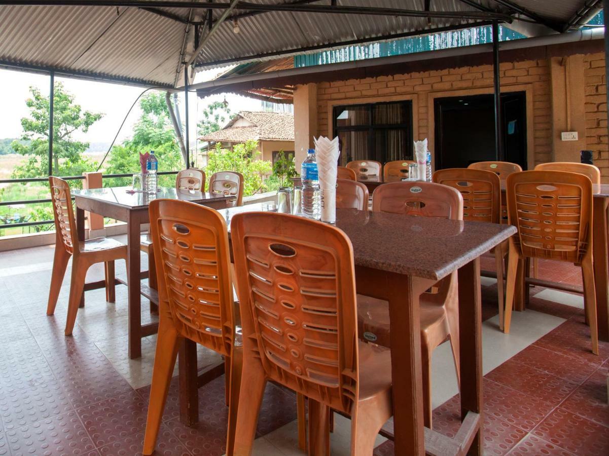 Spot On 486 Hotel Holy Lodge Sauraha Eksteriør billede