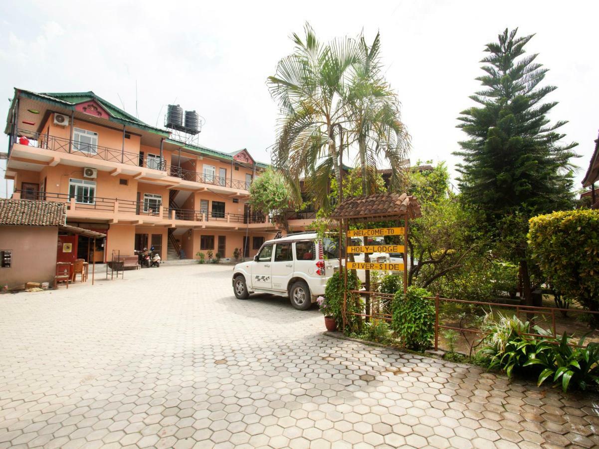 Spot On 486 Hotel Holy Lodge Sauraha Eksteriør billede