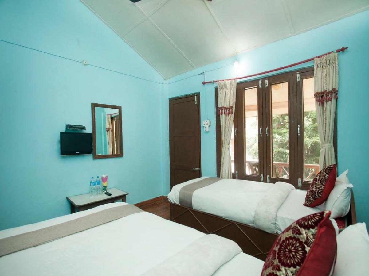 Spot On 486 Hotel Holy Lodge Sauraha Eksteriør billede