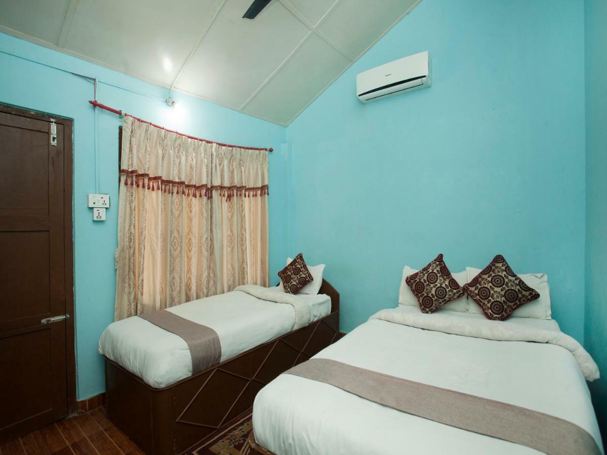 Spot On 486 Hotel Holy Lodge Sauraha Eksteriør billede