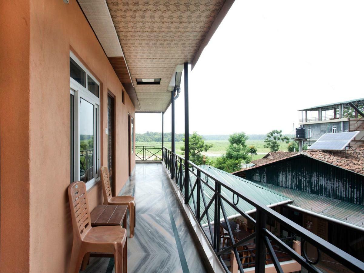 Spot On 486 Hotel Holy Lodge Sauraha Eksteriør billede