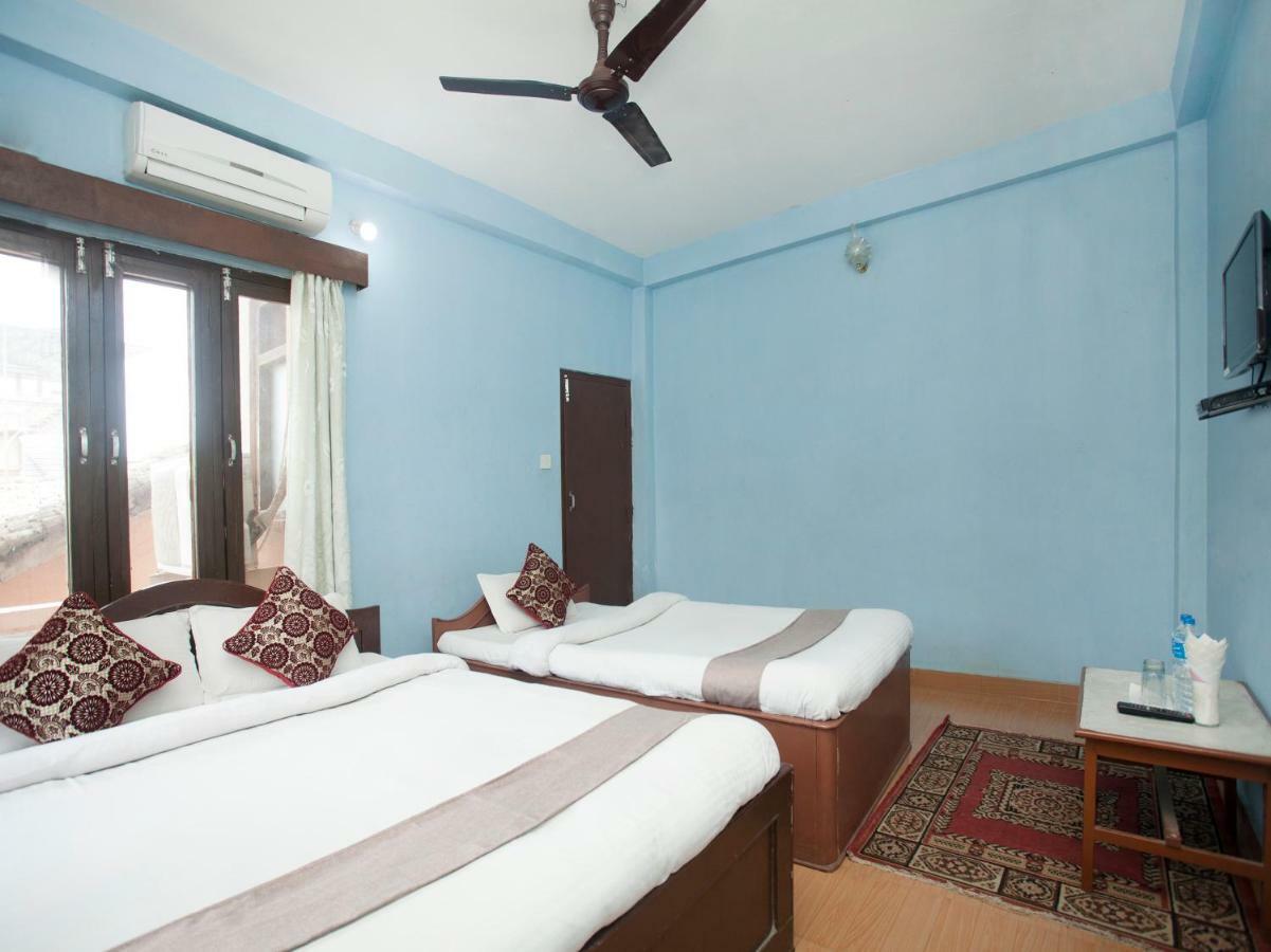 Spot On 486 Hotel Holy Lodge Sauraha Eksteriør billede