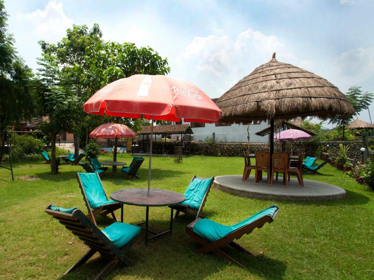Spot On 486 Hotel Holy Lodge Sauraha Eksteriør billede