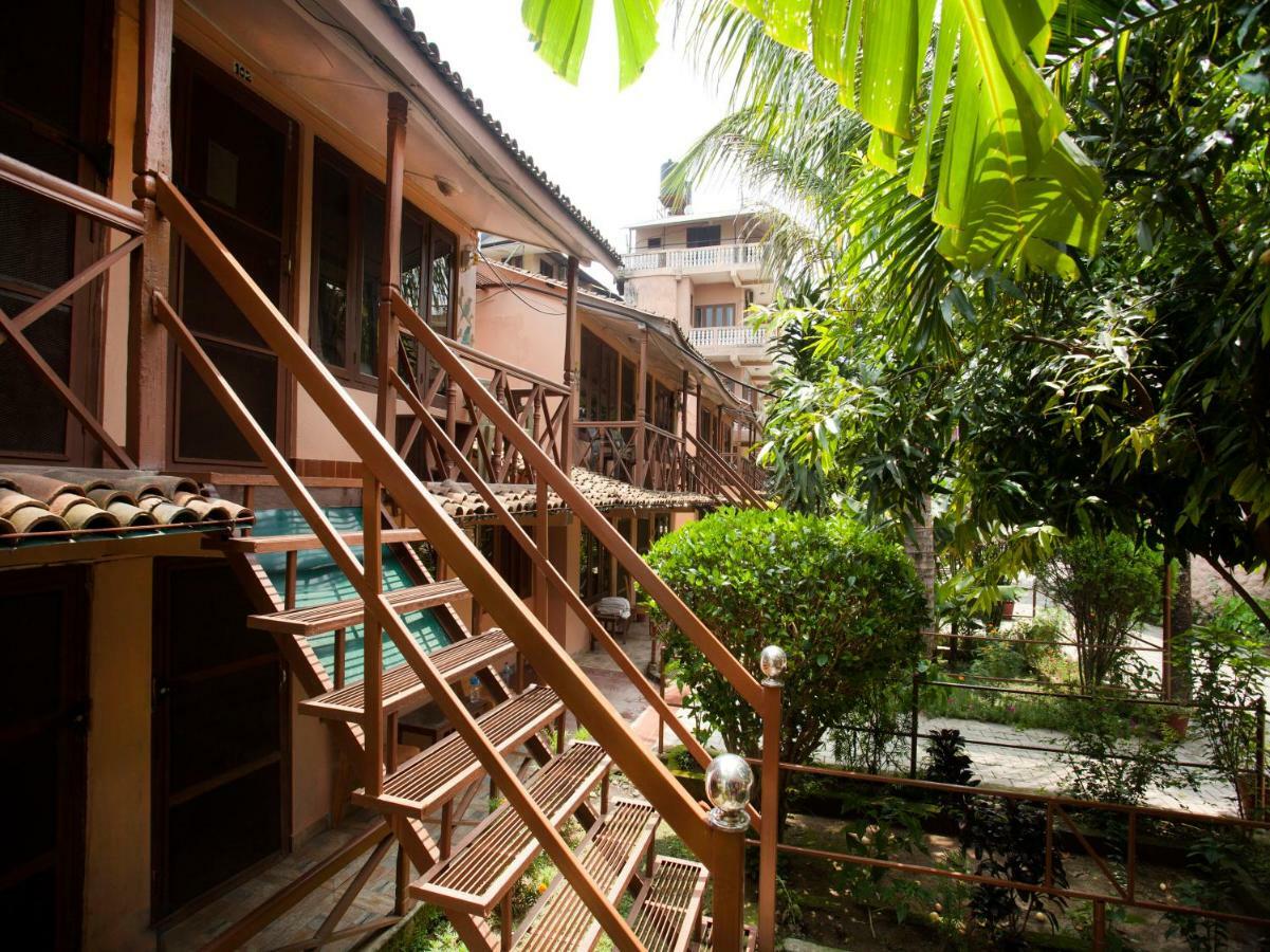 Spot On 486 Hotel Holy Lodge Sauraha Eksteriør billede