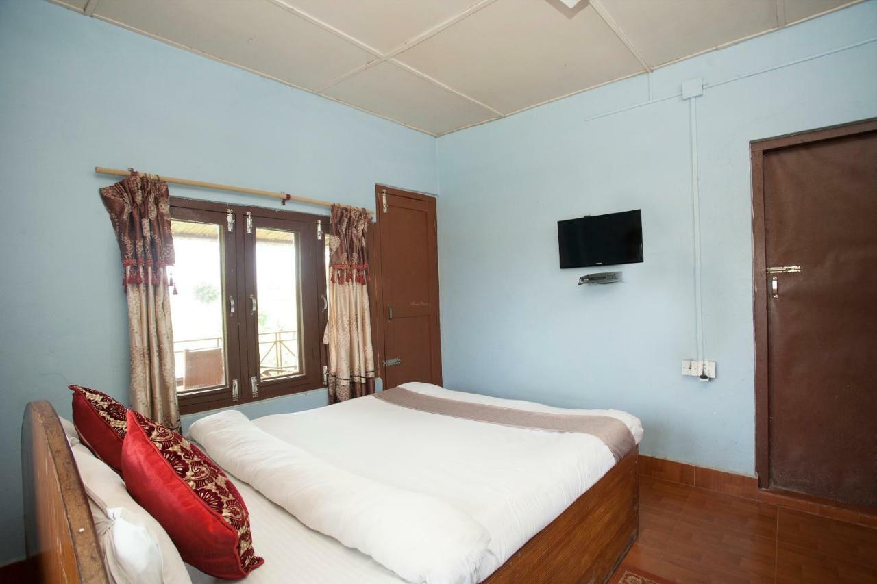 Spot On 486 Hotel Holy Lodge Sauraha Eksteriør billede