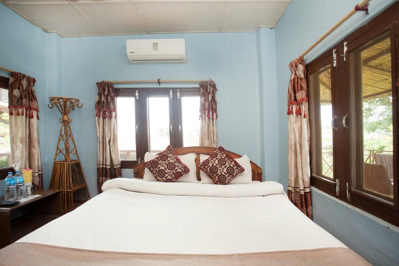 Spot On 486 Hotel Holy Lodge Sauraha Eksteriør billede