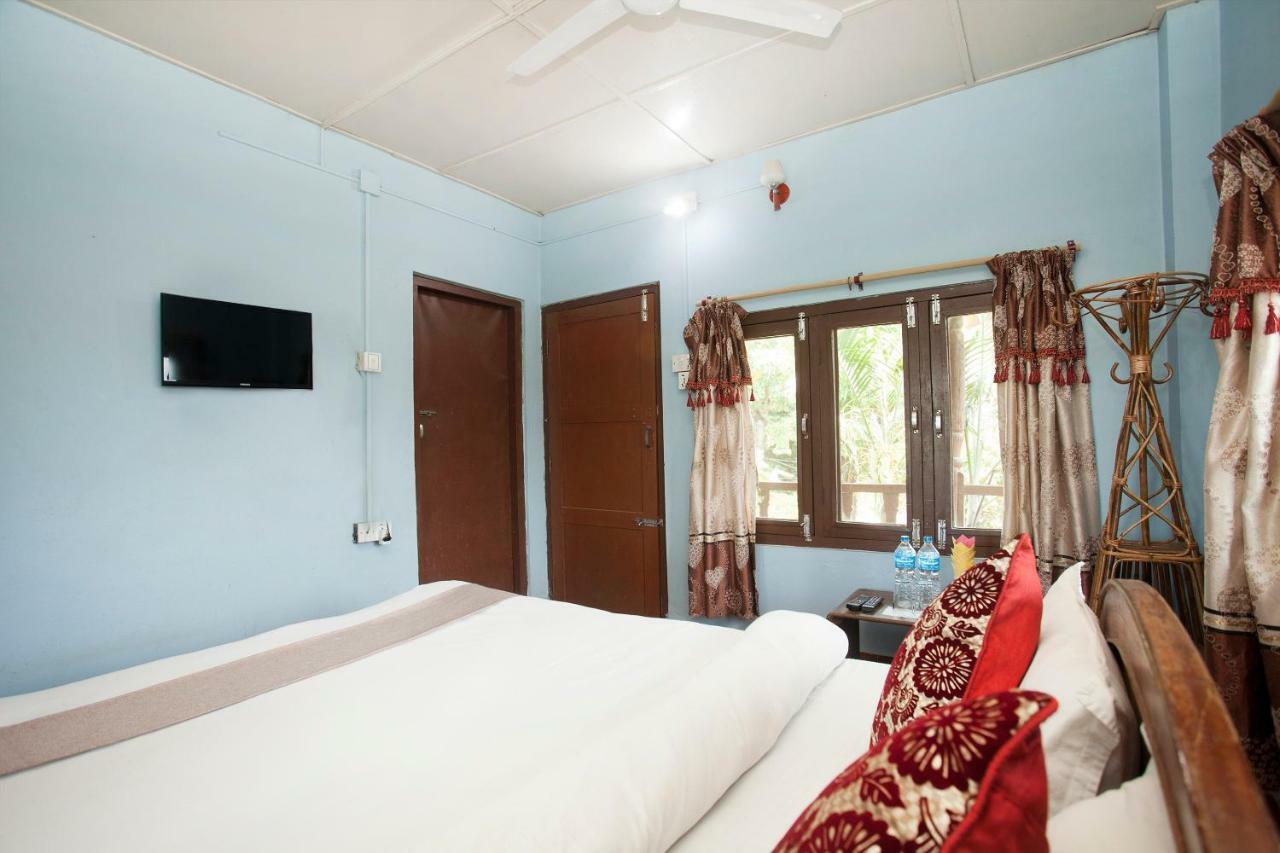 Spot On 486 Hotel Holy Lodge Sauraha Eksteriør billede