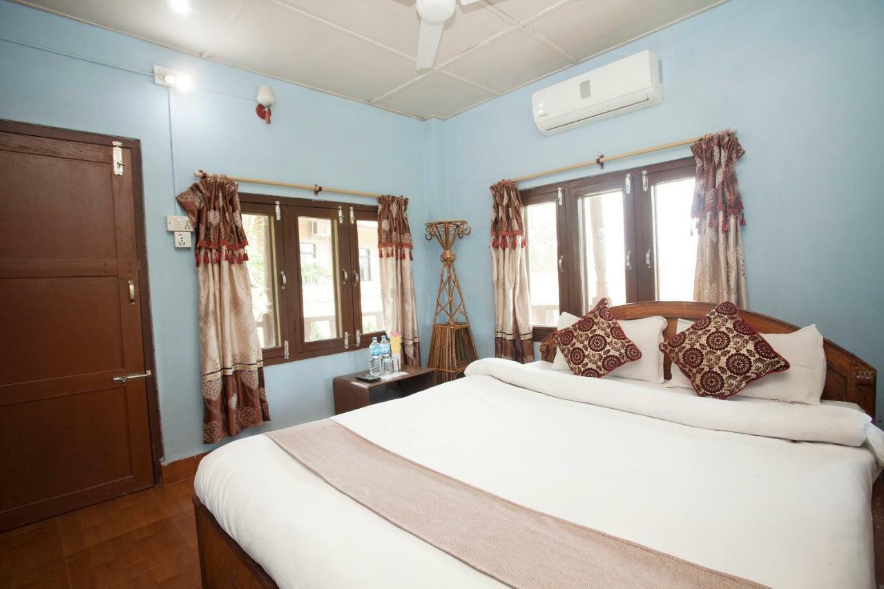 Spot On 486 Hotel Holy Lodge Sauraha Eksteriør billede