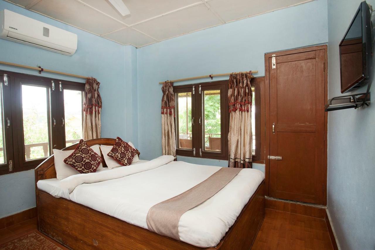 Spot On 486 Hotel Holy Lodge Sauraha Eksteriør billede